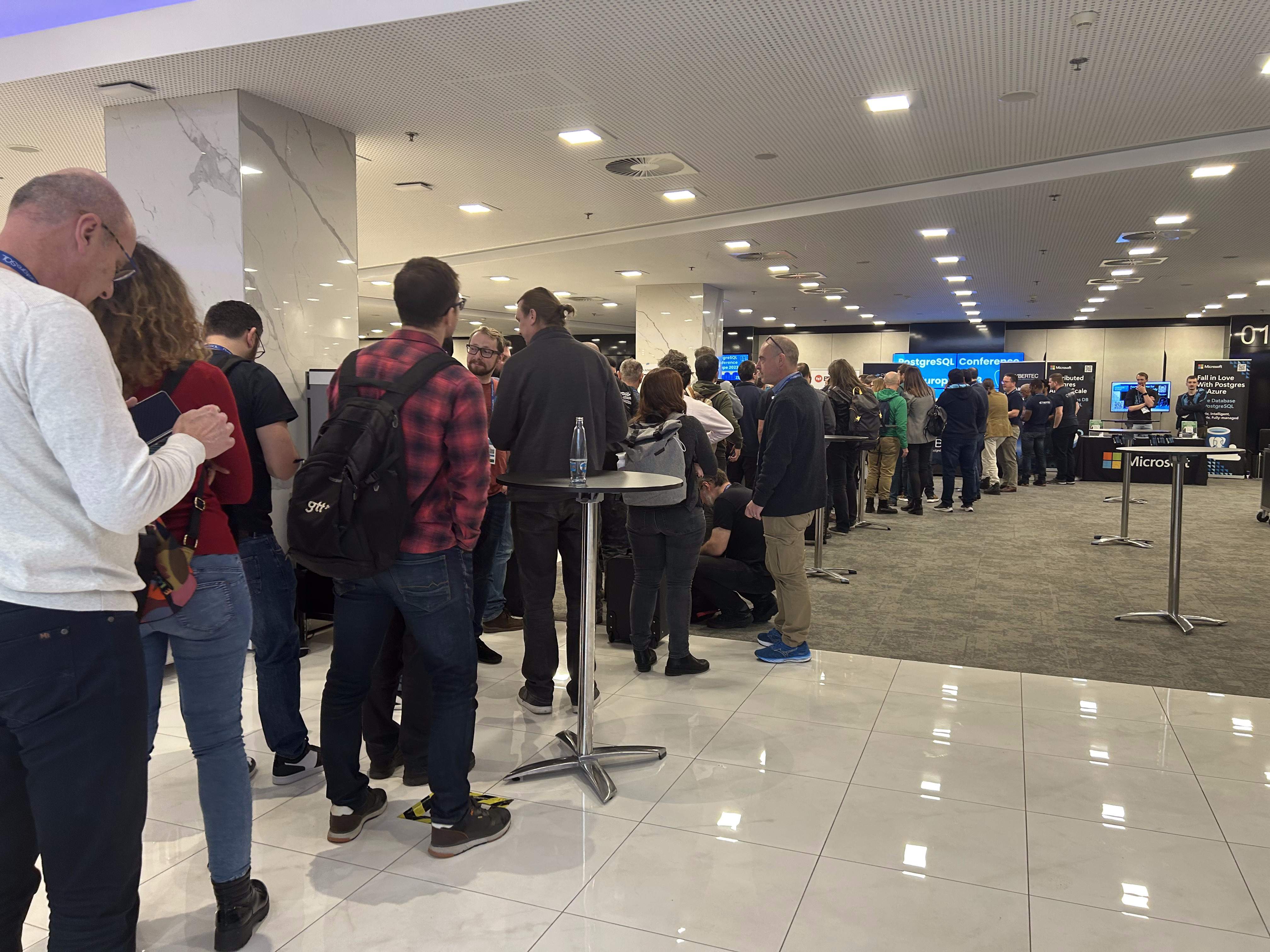 Long queue for the PostgreSQL 16 Administration Cookbook signing event (photo by Sabine Schatzer)